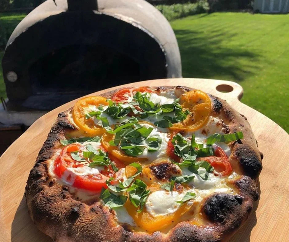 Pizza pesto tomates mozzarella parmesan